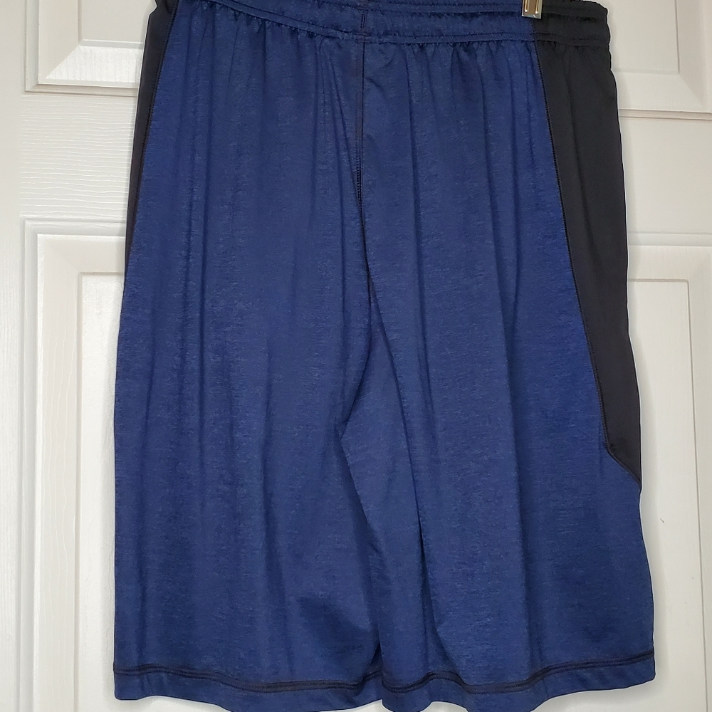 Under Armour Loose Fit Size Large - Picture 2 of 3